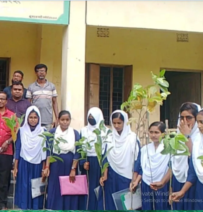 শিক্ষার্থীদের মাঝে ফলজ গাছের চারা বিতরণ ও  বৃক্ষ রোপন কর্মসূচি অনুষ্ঠিত