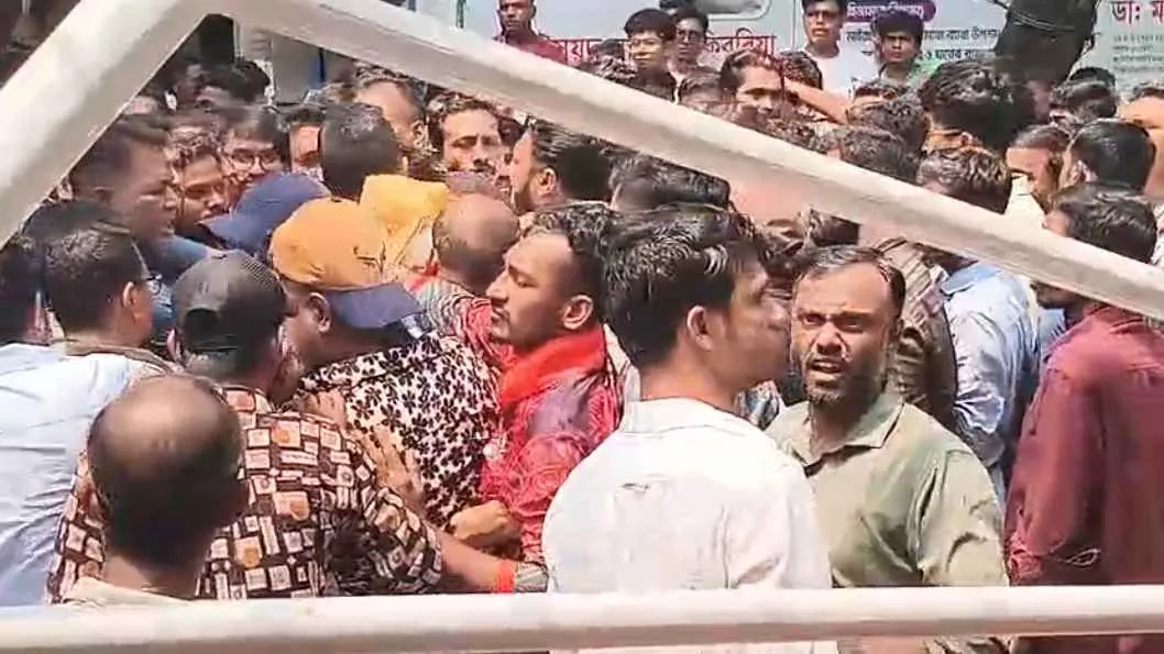 মোহাম্মদপুরে হাট বসানো নিয়ে বিএনপি-স্বেচ্ছাসেবকদলের সংঘর্ষ