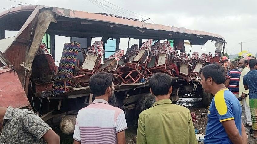 3 female garment workers killed, 8 hurt in Manikganj head-on collision