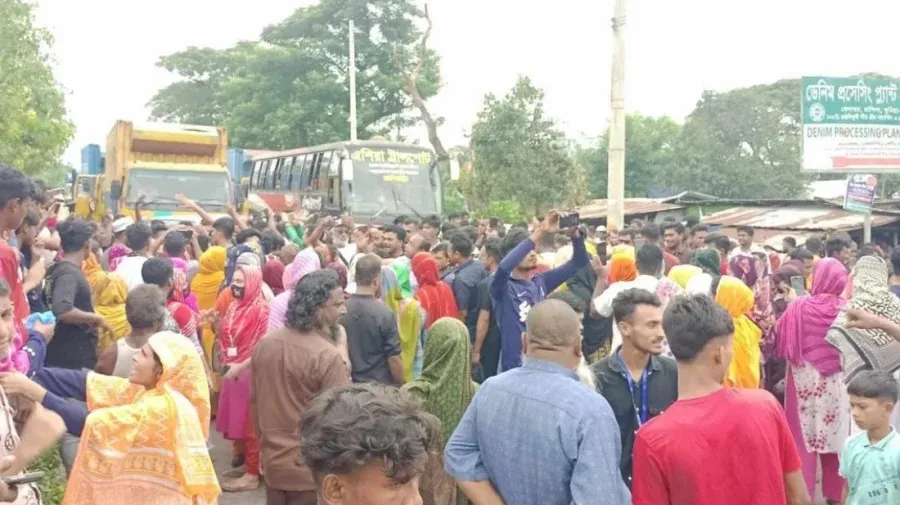 Workers block Dhaka-Chittagong highway demanding salaries