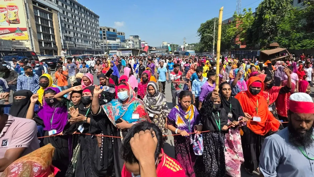 উত্তরায় পোশাক শ্রমিকদের সড়ক অবরোধ