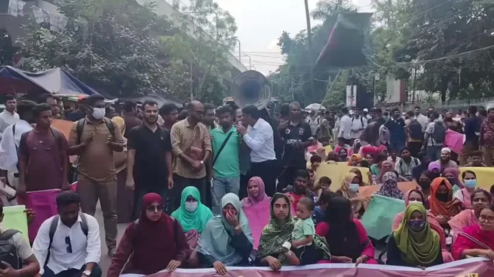 পাঁচ দফা দাবি নিয়ে প্রাথমিকের নিয়োগ বঞ্চিতদের শাহবাগে অবস্থান