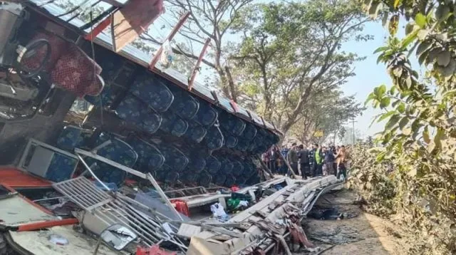 সিরাজগঞ্জে বাস উল্টে ভ্যানের ওপর, নিহত ৪