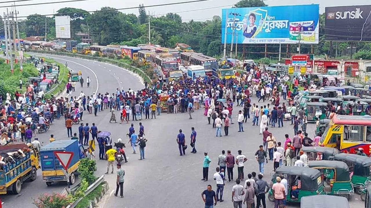 কোটা আন্দোলনকারীদের দুই মহাসড়ক অবরোধ