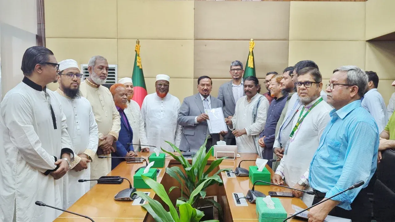 স্পিকারের কাছে স্মারকলিপি দিলেন ১১ দলের নেতাকর্মীরা