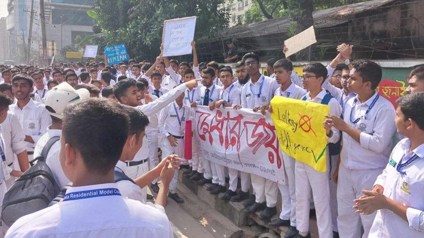 Students block Mirpur Road demanding merit-based admissions