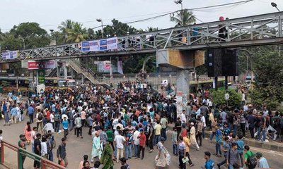 Students block Science Lab