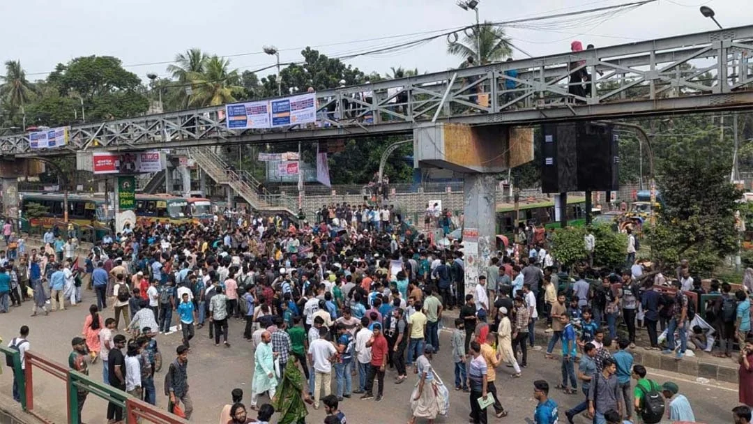 Students block Science Lab