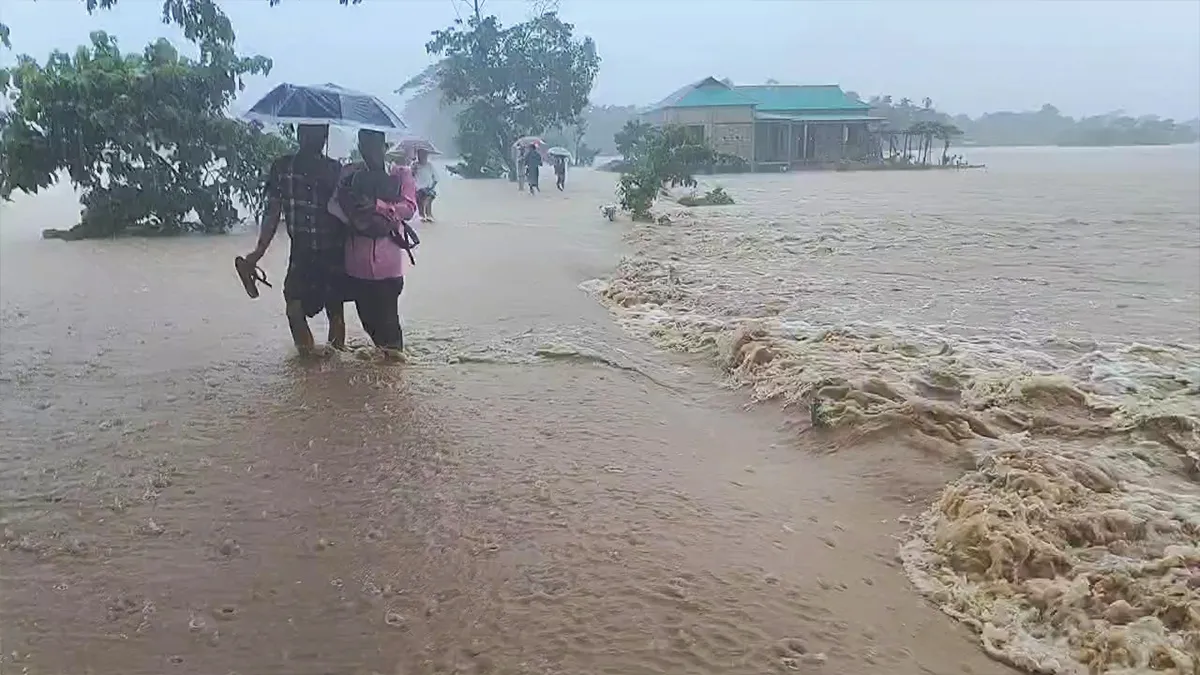 মেঘালয়ে রেকর্ড বৃষ্টির ঢলে প্লাবিত সুনামগঞ্জের বেশ কয়েকটি গ্রাম