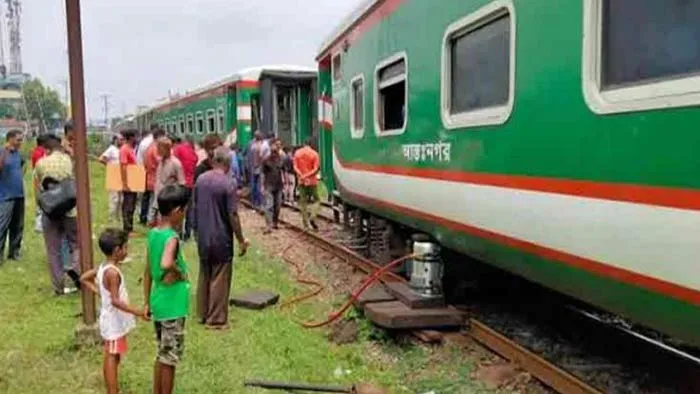 বগি লাইনচ্যুত, ময়মনসিংহে ট্রেন চলাচল বন্ধ