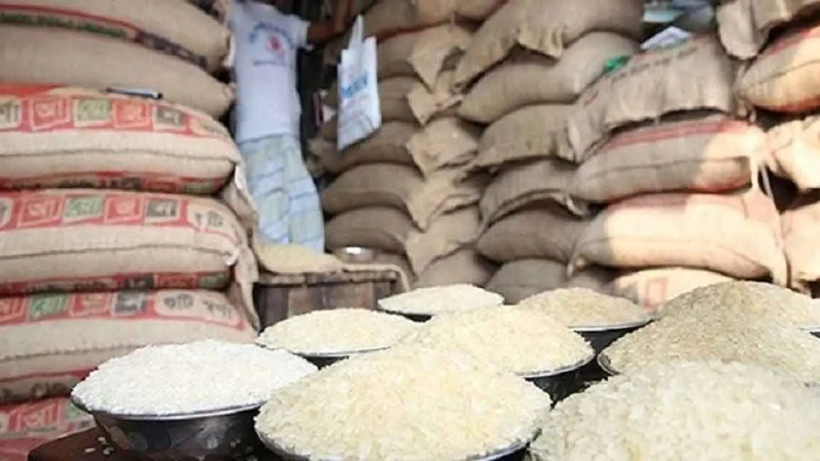 চালের বস্তা নিয়ে সরকারি নির্দেশনার বাস্তবায়ন নেই বাজারে