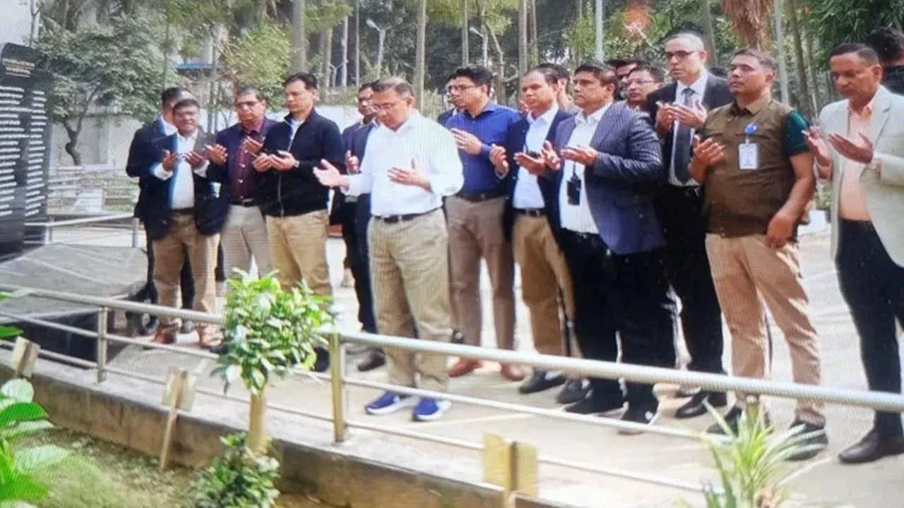 পিলখানায় শহীদদের কবর জিয়ারত করলেন তারেক