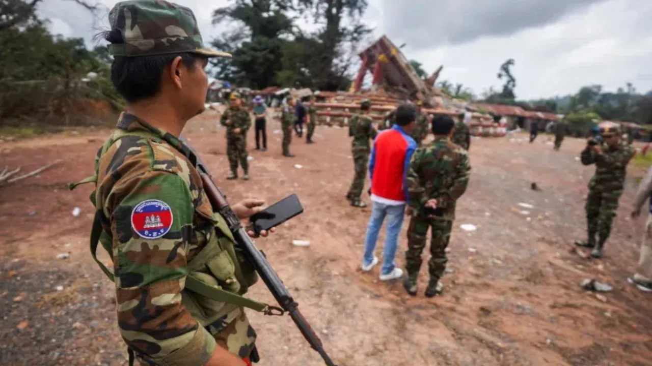 যুদ্ধবিরতি চুক্তি সই করল থাইল্যান্ড-কম্বোডিয়া