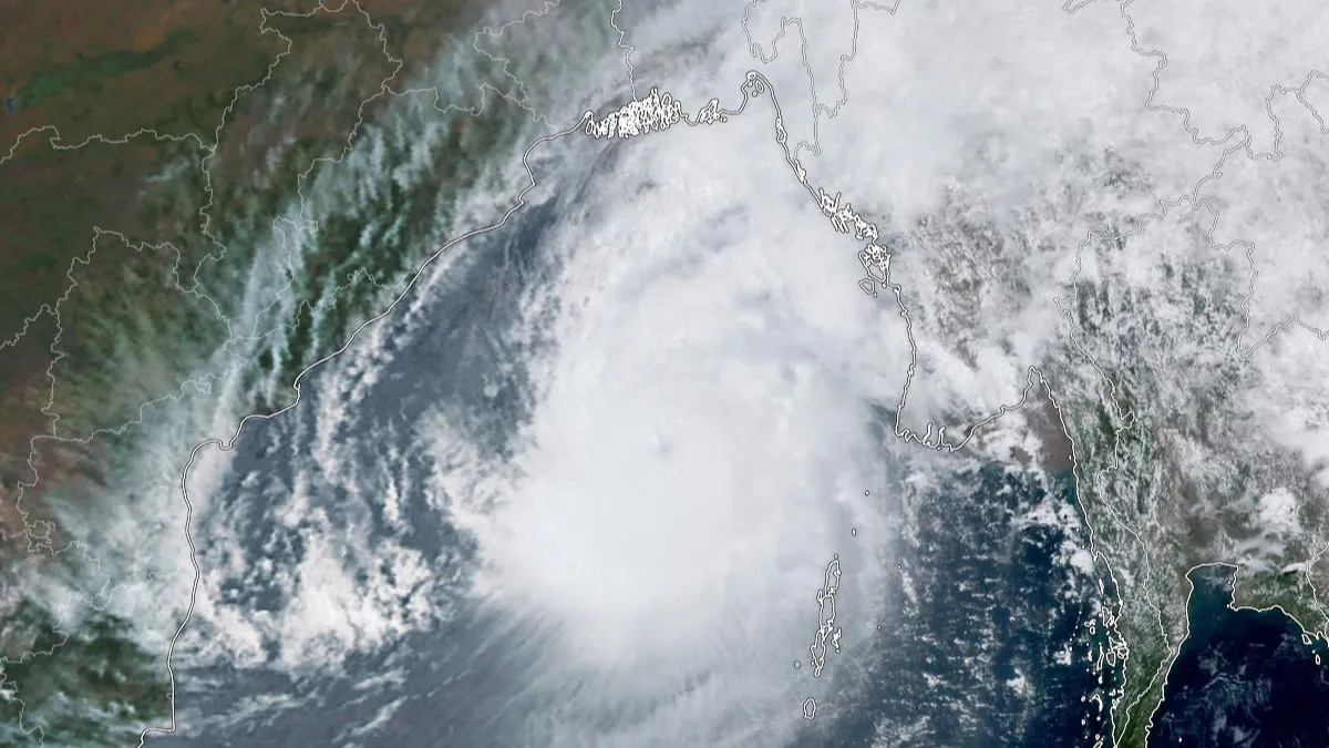 ভয়ঙ্কর রূপে মোখা, গতি বেড়ে ২১৫ কিলোমিটার