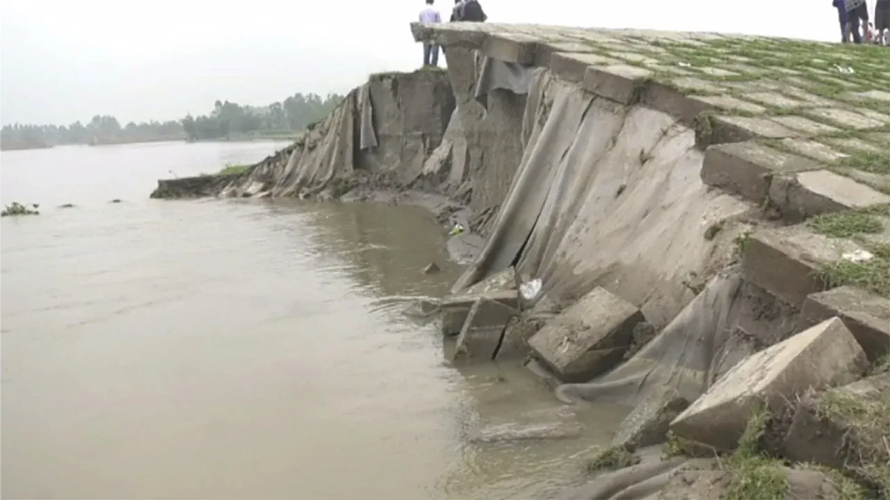 তিস্তার ভাঙনে ঝুঁকিতে স্কুল মসজিদ-ঘরবাড়ি