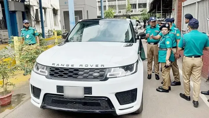 উল্টোপথে মন্ত্রীর গাড়ি, চালকের বিরুদ্ধে দুই মামলা