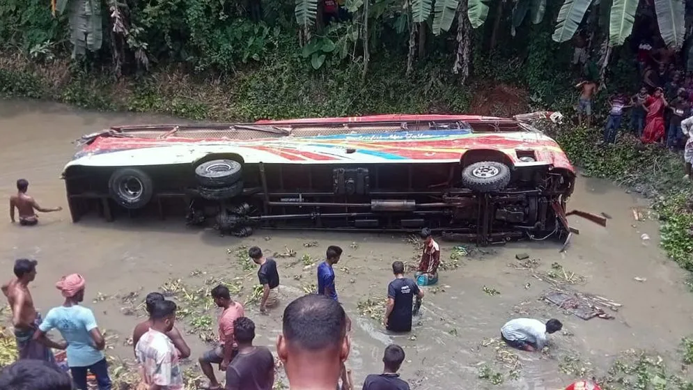 ঈদযাত্রার শুরুতেই সড়কে ঝরল ১২ প্রাণ