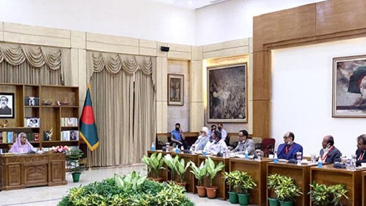 PM urges businessmen to think about country, people
