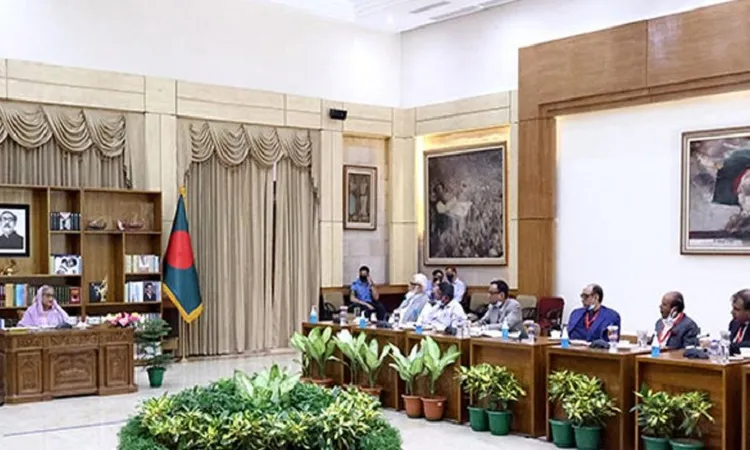 PM urges businessmen to think about country, people