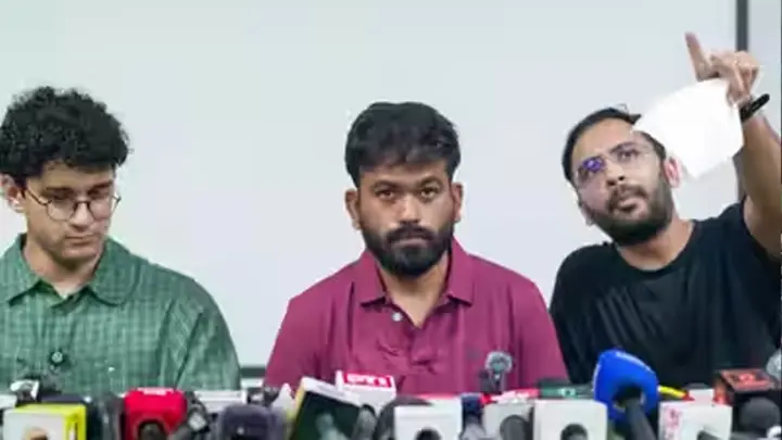 দিল্লি বিমানবন্দরে নামতেই আটক সিজেপির তিন শীর্ষ নেতা