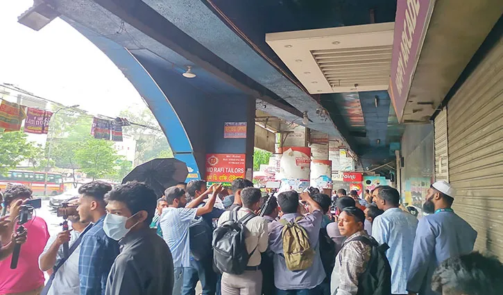 এইচএসসি পরীক্ষা পেছানো নিয়ে শিক্ষার্থীদের হাতাহাতি