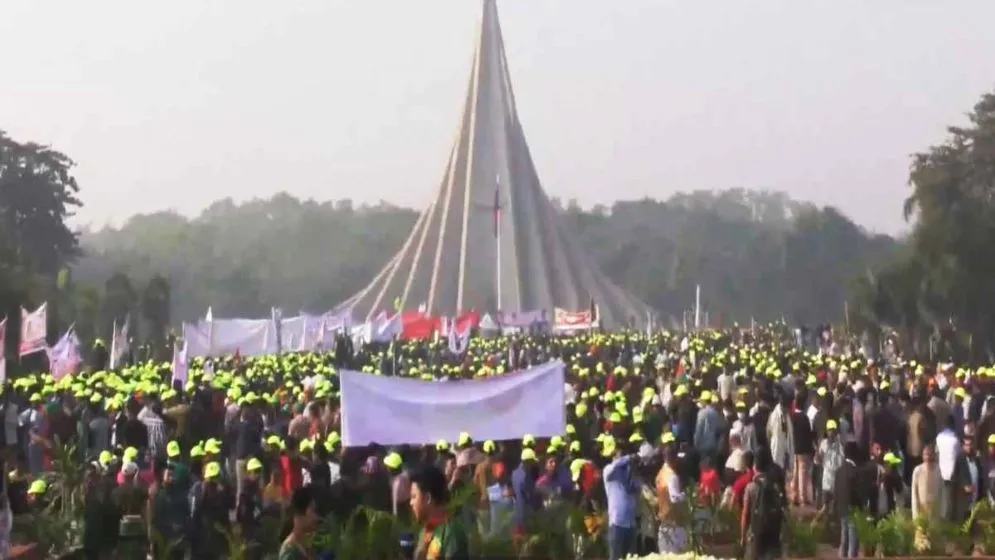 জাতীয় স্মৃতিসৌধে সর্বস্তরের মানুষের শ্রদ্ধা