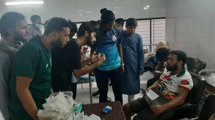 মানিক মিয়া অ্যাভিনিউতে সংঘর্ষ, আহত ২০ ‘জুলাইযোদ্ধা’ ঢামেকে