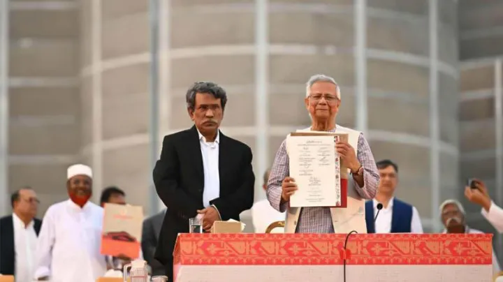 জাতীয় সনদে সই করলেন প্রধান উপদেষ্টা ও রাজনীতিবিদরা