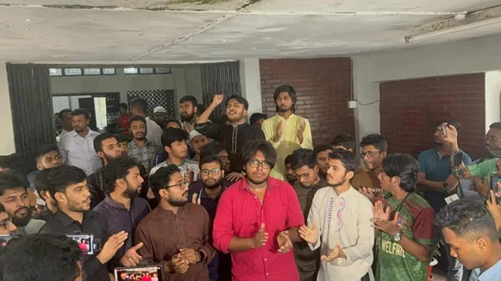 ট্রেজারার অফিসে তিন দাবিতে ডাকসু নেতাদের অবস্থান