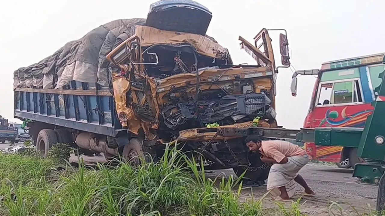 ট্রাক-কাভার্ডভ্যানের মুখোমুখি সংঘর্ষ, নিহত ২
