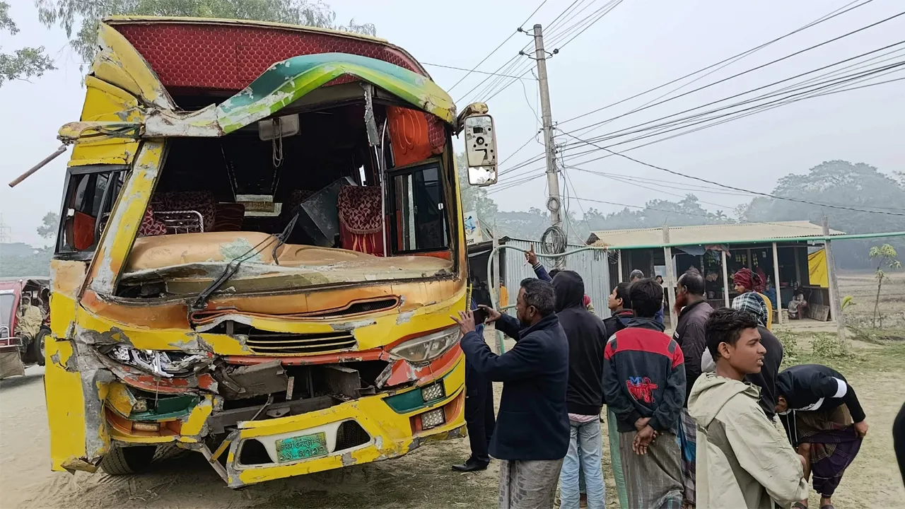 ঈশ্বরগঞ্জে ২ বাসের মুখোমুখি সংঘর্ষ, আহত ১১