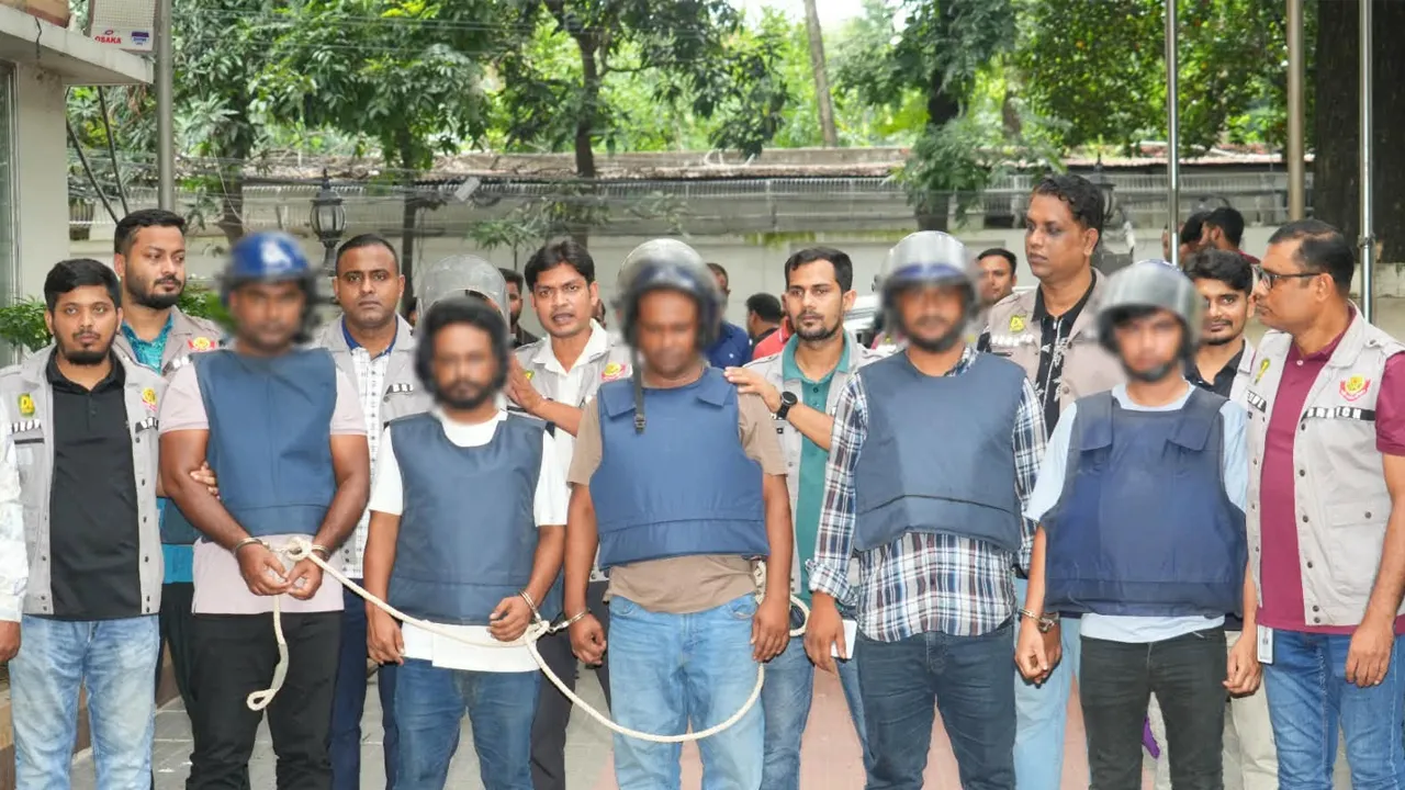 উত্তরায় সোয়া কোটি টাকা ছিনতাই: গ্রেফতার ৫