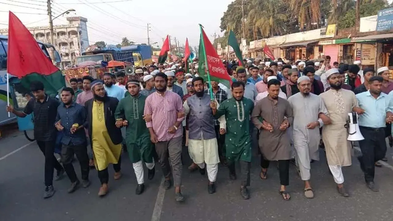 নিষিদ্ধ আওয়ামী লীগের লকডাউনের প্রতিবাদে চরফ্যাশনে ছাত্রশিবিরের বিক্ষোভ