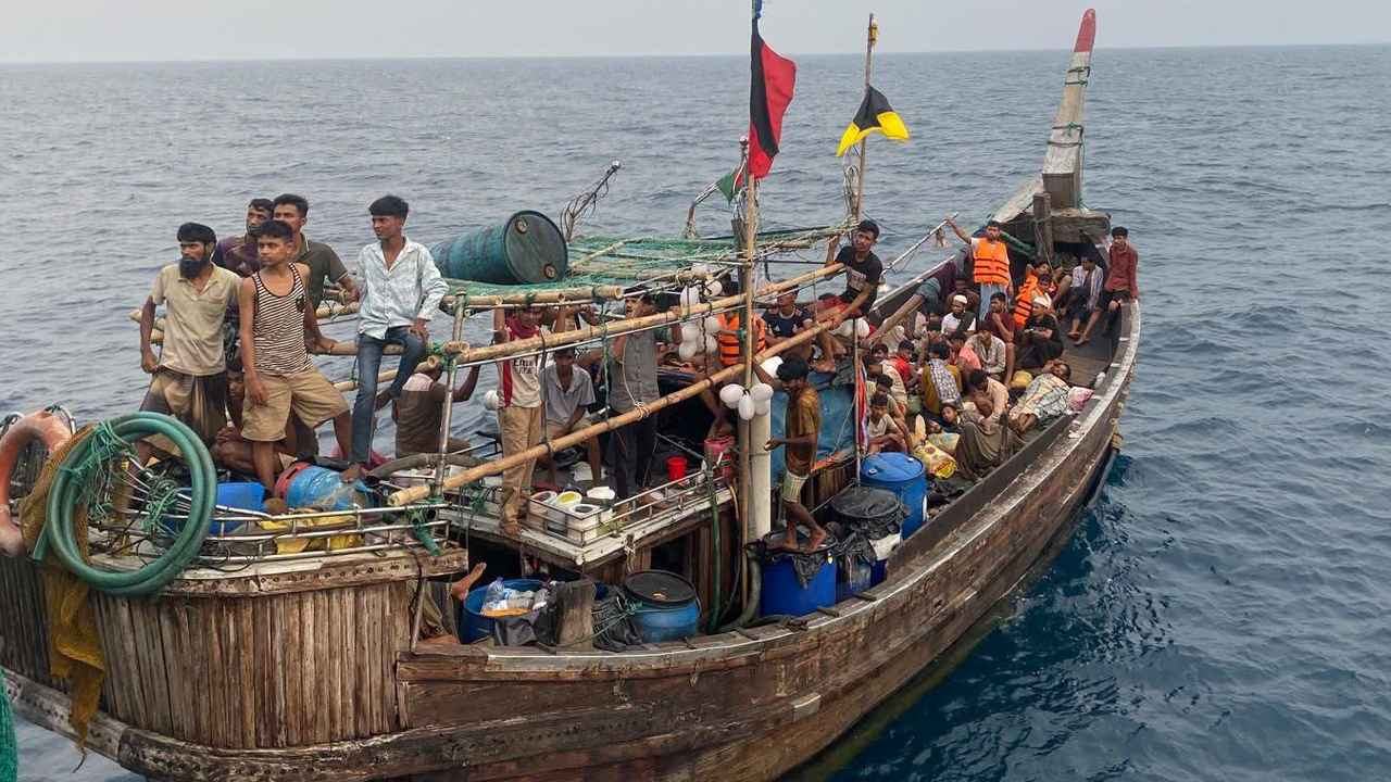 সমুদ্রপথে মালয়েশিয়া যাওয়ার সময় ৭৬ জনকে উদ্ধার