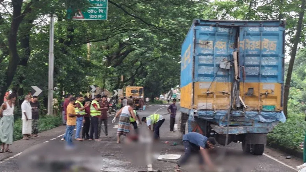 সাতসকালে ফেনীতে ভয়াবহ সড়ক দুর্ঘটনা, নিহত ৩