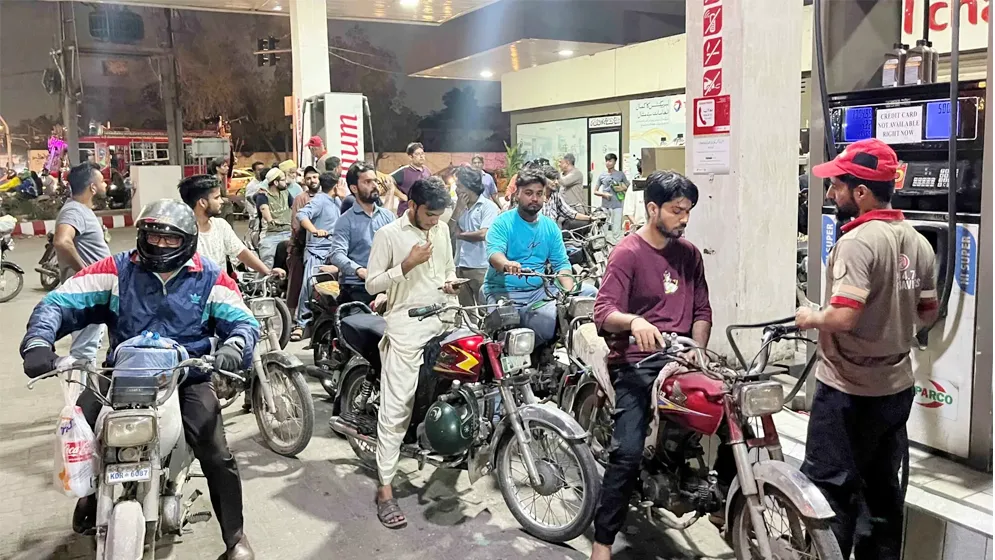 জ্বালানির দাম লিটারে ৫ রুপি কমালো পাকিস্তান সরকার