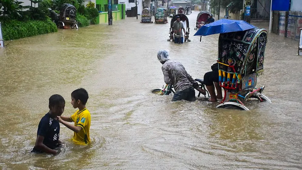 টানা বর্ষণে আবারো ডুবছে চট্টগ্রাম, ৭ উপজেলায় বন্যার অবনতি
