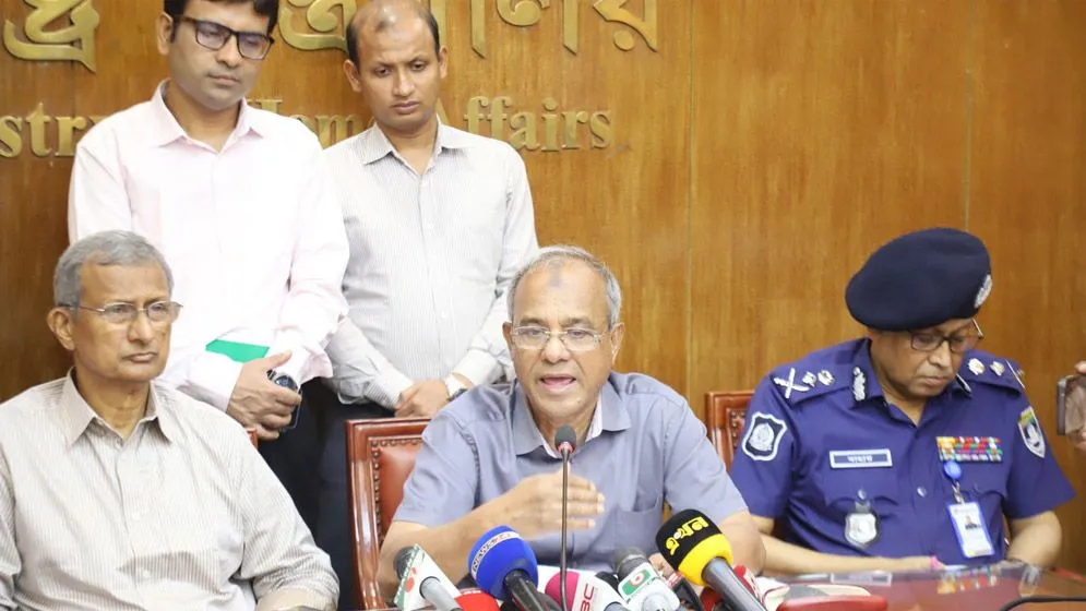 প্রতিবেশী দেশ ও ফ্যাসিস্টের সহযোগীরা গুজব সৃষ্টির চেষ্টা করবে : স্বরাষ্ট্র উপদেষ্টা