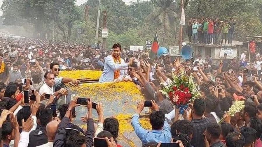 Grand homecoming: Magura welcomes MP-hopeful Shakib with open arms