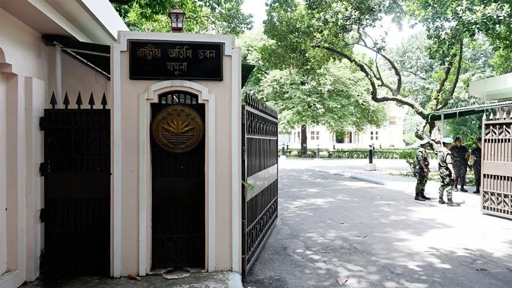 রাজনৈতিক দলগুলোকে নিয়ে বিশেষ বৈঠকে প্রধান উপদেষ্টা