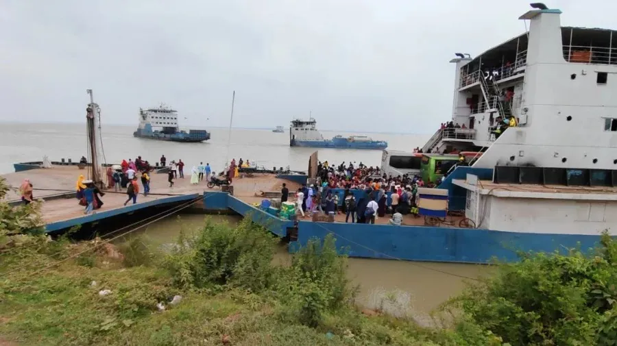 Heavy crowds but hassle-free Eid travel at Paturia terminal