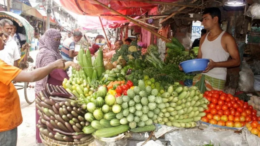 Dhaka kitchen markets sizzle as winter vegetable prices skyrocket