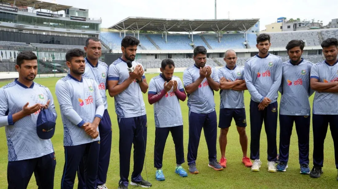 Bangladesh cricketers observe one-minute silence for victims of crackdowns, violence