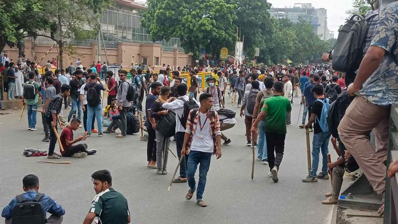 Clashes Erupt Between Anti-Quota Activists and Chhatra League in New Market
