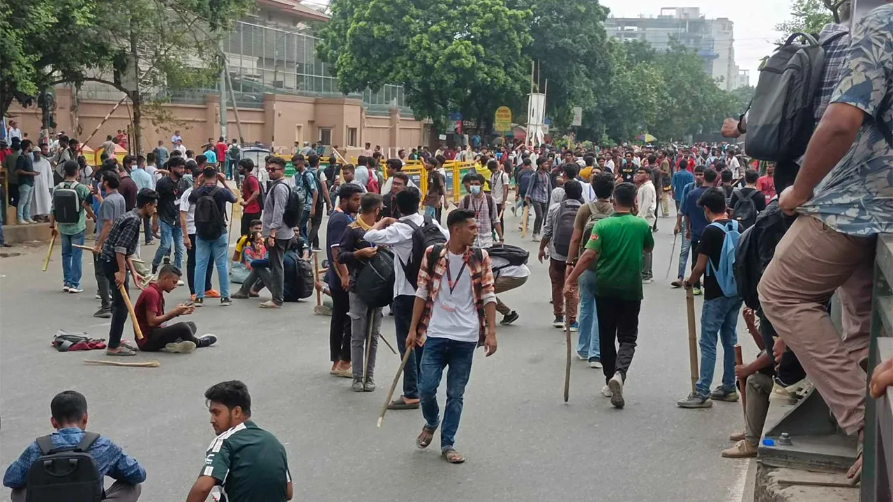 Clashes Erupt Between Anti-Quota Activists and Chhatra League in New Market