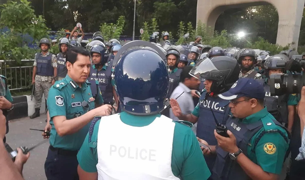 The police have taken a position in the DU campus