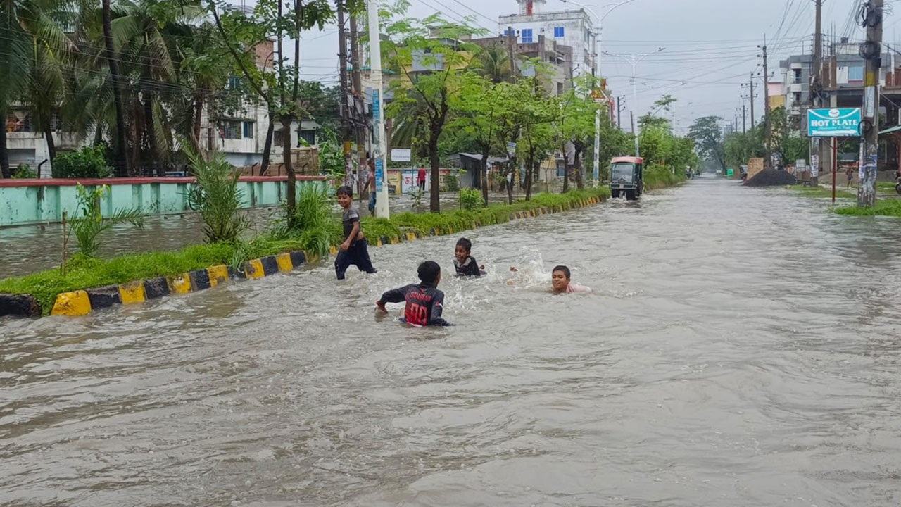 Heavy Rains Flood Khulna City, Causing Widespread Waterlogging