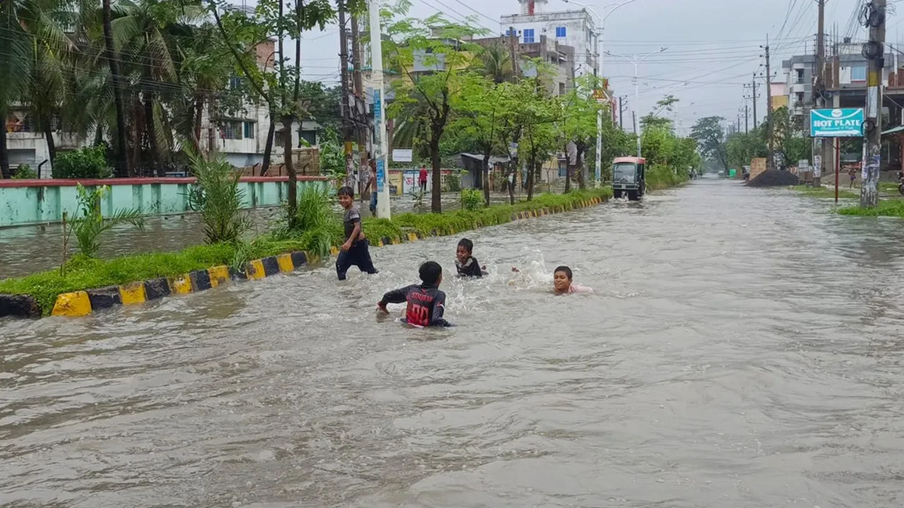 Heavy Rains Flood Khulna City, Causing Widespread Waterlogging