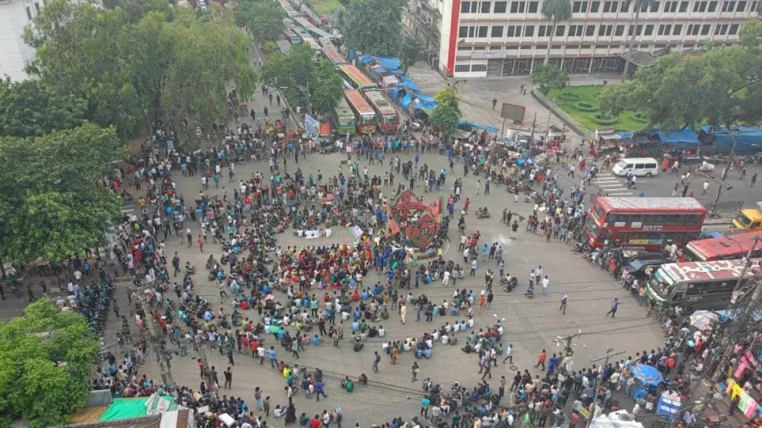 Bangla Blockade: Commuters suffer as quota protesters halt traffic in Gulistan