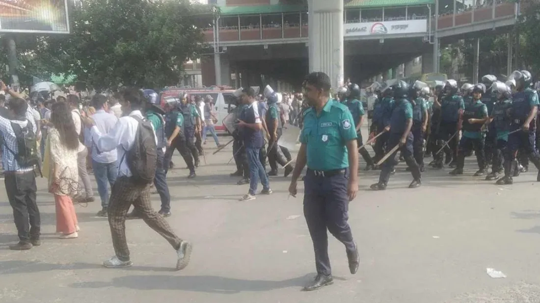Job aspirants block Shahbagh demanding age limit extension